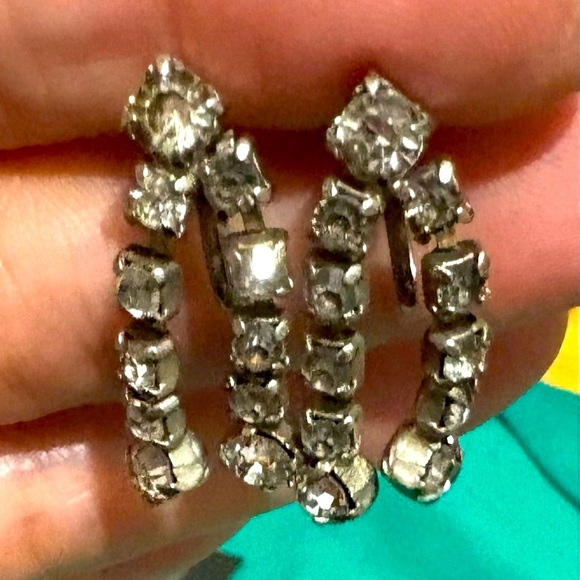 Vintage rhinestone screw back earrings - Picture 2 of 3
